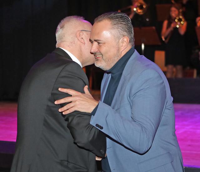 Bruderkuss: Landeshauptmann Hans Peter Doskozil und Bischof Ägidius Zsifkovics begrüßten einander vor Vorstellungsbeginn. | Foto: Landesmedienservice