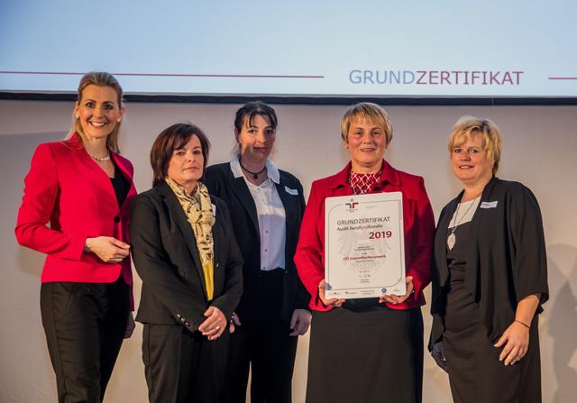 Ministerin Aschbacher, Inge Picher (Jutel Weyer), Petra Ramsebner (Jutel Hinterstoder), Geschäftsführerin Barbara Sallinger und Elke Brader (Jutel Obertraun). | Foto: OÖ Jugendherbergswerk