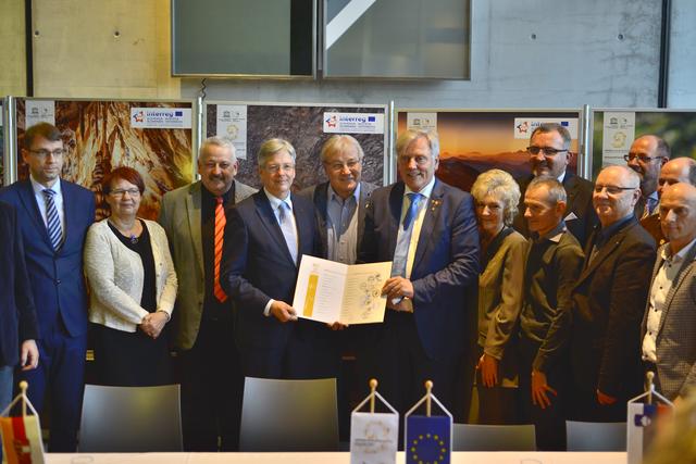 Die Konstituierung des EVTZ Geopark Karawanken mbH fand im Beisein von LH Peter Kaiser und der beteiligten Bürgermeister statt. | Foto: Geopark Karawanken