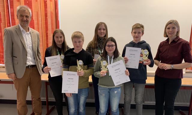 Direktor Manfred Regner und Turnierleiterin Michaela Meyer gratulierten den Siegern aus den Neuen Mittelschulen.