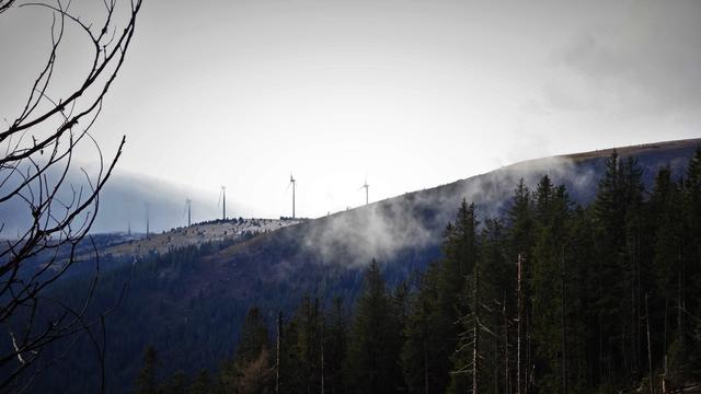 Der Blick hinüber zum gegenüberliegenden Stuhleck und der Pretul mit den Windrädern ... | Foto: © S.Plischek