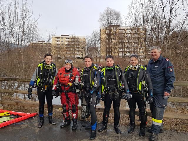 Unter der Leitung des Wasserdienstbeauftragten Walter Fink begaben sich fünf Einsatztaucher der Freiwilligen Feuerwehr Leoben-Stadt auf Drohnensuche in der Mur. | Foto: FF Leoben-Stadt