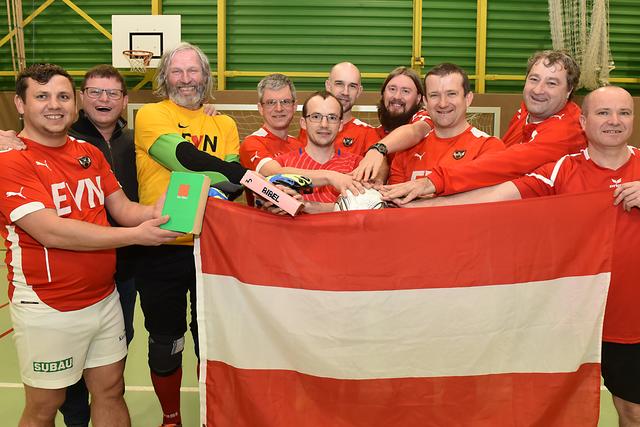 Im Nationalteam der Priester: Wieselburgs Pfarrer Daniel Kostrzycki (3.v.r.) freut sich schon auf die Fußball-Europameisterschaft. | Foto: Wolfgang Zarl