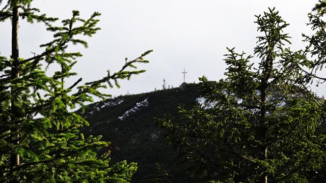 Vom Kammweg aus erblickt man bereits das Gipfelkreuz vom Großen Pfaff! ... | Foto: © S.Plischek