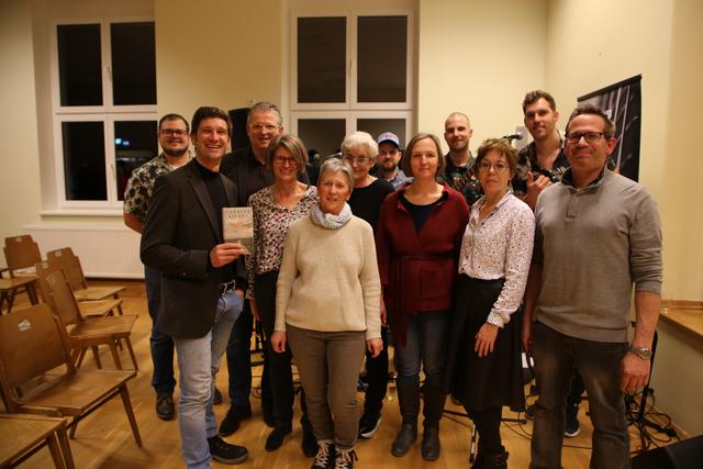 Freude von Publikum und dem Team der Bücherei über die Lesung von Andreas Kiendl.