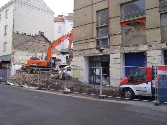 Der Abriss des Requisitenlagers und der Varietebühne des Gloria Theaters hat schon begonnen.