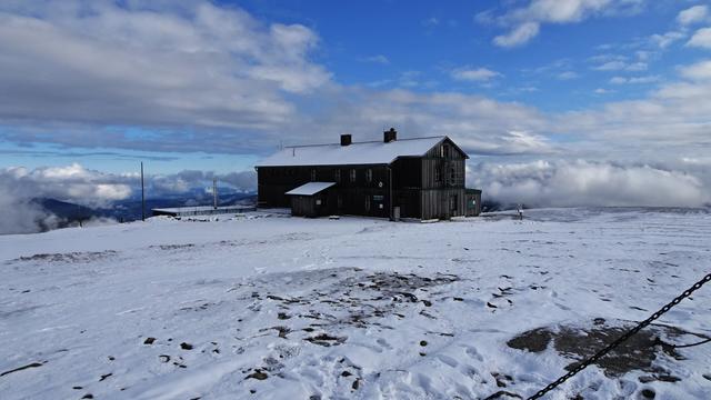 Am Ende der 360°-Drehung und des Rundumblicks vom Gipfel aus, ... das Alois-Günther-Haus! | Foto: © Silvia Plischek