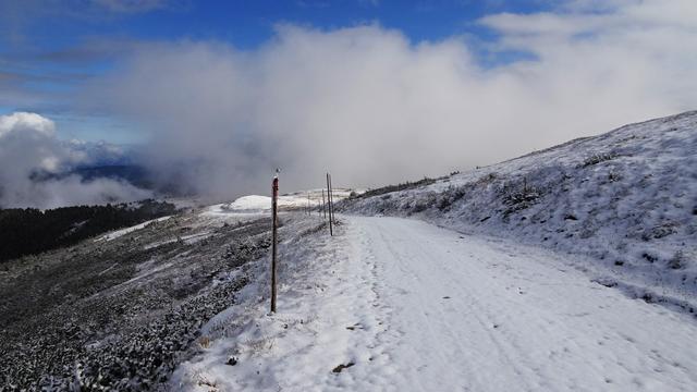 ... und weiter geht's, ... da vorne bereits wieder hinein in eine Wolkendecke! ... | Foto: © Silvia Plischek
