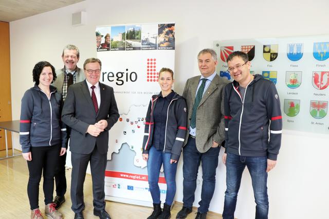 Zogen eine erfolgreiche Bilanz: Stefanie Peterbauer (regioL), BH Markus Maaß, LH Günther Platter, Eva Hergel (regioL), Obmann Bgm. Helmut Mall und regioL-Geschäftsführer Gerald Jochum (v.l.). | Foto: Othmar Kolp