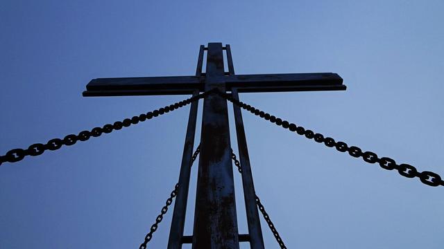Titelbild: Das Gipfelkreuz vom Großen Pfaff