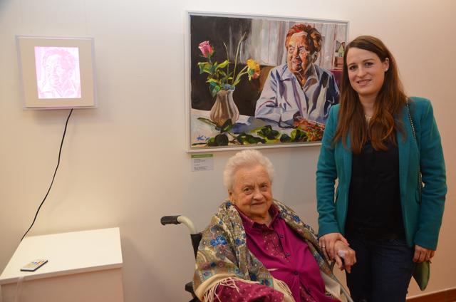 Zu manchen Ölgemälden gibt es den dazu adäquaten 3D-Druck als ‚Lichtspiel‘; die Künstlerin Barbara Lichtenegger mit ihrem ‚Lieblingsmodell‘, ihrer 93-jährigen Großmutter Theresia Huber.  | Foto: Ebner