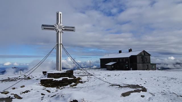 Das Gipfelkreuz vom Stuhleck auf 1782 m ü.A., dahinter das Alois-Günther-Haus! | Foto: © Silvia Plischek
