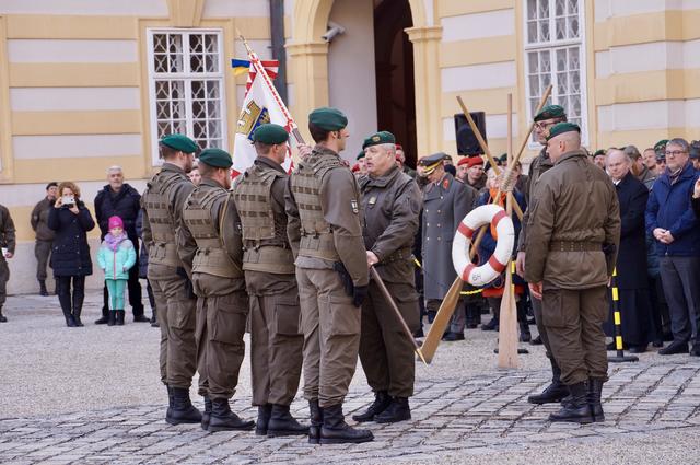 Der scheidende Kommandant Reinhard Koller übernimmt zum letzten Mal den "Stab" der Pioniere Melk, um ihn zu übergeben.