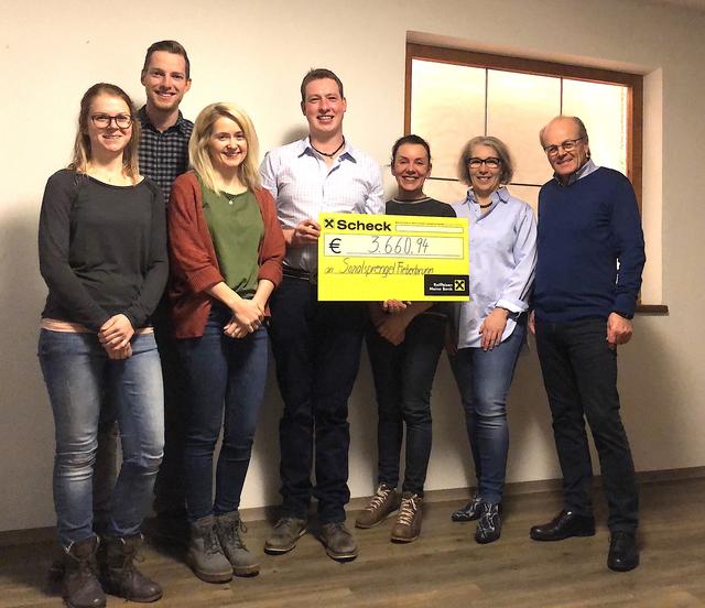 Michael Hinterholzer, Carina Söllner, Maria Hausbacher und Markus Foidl übergaben die Spende an Obmann Helmut Schwitzer, GF Daniela Schafferer und PDL Daniela Brandstätter.