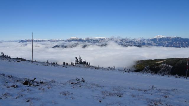 Am Weg zum Gipfel bietet sich eine herrliche Aussicht auf die umliegende Berglandschaft, ... u.a. im Vordergrund v.li.n.re. die Schneealpe, Rax und der Schneeberg ...
 | Foto: © Silvia Plischek