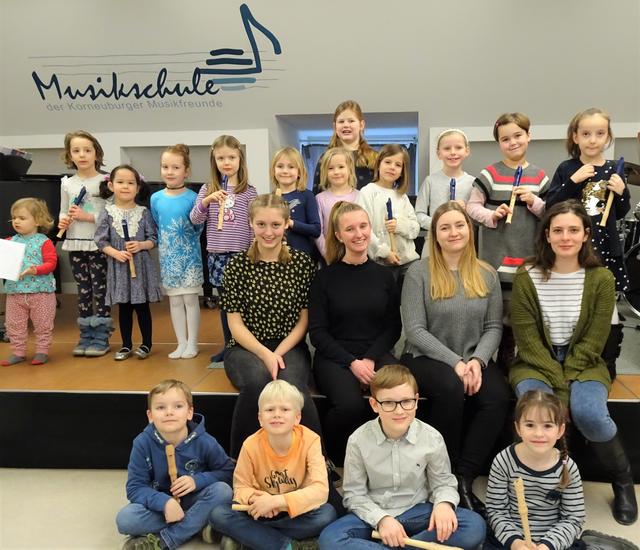 Annika, Julia, Hanna, Elisabeth, Lenke, Anja, Björn, Vincent, Matthias, Laura, Amelie, Elena, Emilia, Laura, Leontina, Elena, Leonie, Klara, Stella und Oliva. | Foto: Musikschule der Korneuburger Musikfreunde