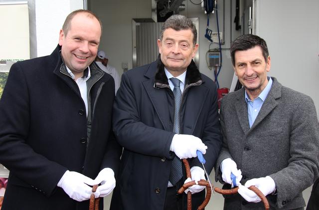 Bürgermeister Johannes Mezgolits, Generaldirketor der Esterhazy-Betriebe Stefan Ottrubay und LR Christian Illedits bei der Eröffnung der Fleischmanufaktur. Statt einem roten Band, wurden Würste durchgeschnitten. | Foto: Bgld. Landesmedienservice