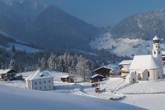 Das Schulhaus im Ort Thierbach könnte auf Grund von zu geringen Schülerzahlen bald seine Tore schließen müssen – zumindest für die Volksschüler.  | Foto: TL Wildschönau/BB Archiv