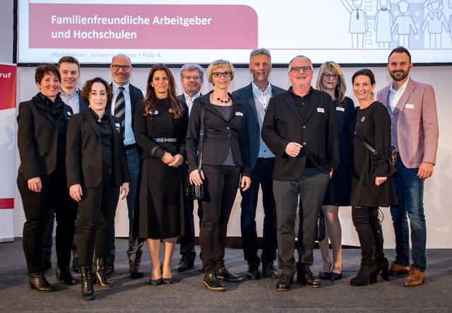 Insgesamt wurden 18 Kärntner Unternehmen und Einrichtungen für ihre Familienfreundlichkeit ausgezeichnet.
Am Bild (v.l.): Johanna Glaser (Sandwirth), Helvig Kanduth (Hotel der Sandwirth), Andrea Ronacher (Architekten Ronacher ZT GmbH), Arnold Toplitsch (Dekoster GmbH), Katharina Hofer-Schillen (Auditorin)
hintere Reihe: Alexander Kravchenko, Christof Weissenseer, Rupert Hasenöhrl (Weissenseer Holz-System-Bau GmbH), Herwig Ronacher, Andrea Toplitsch (Dekoster GmbH), David Pirker (Krassgruen.at) | Foto: Harald Schlossko