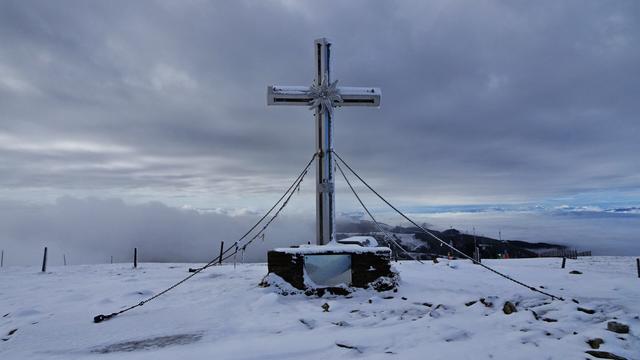 Das Stuhleck-Gipfelkreuz (im Hintergrund die Pretul mit den Windrädern) | Foto: © Silvia Plischek