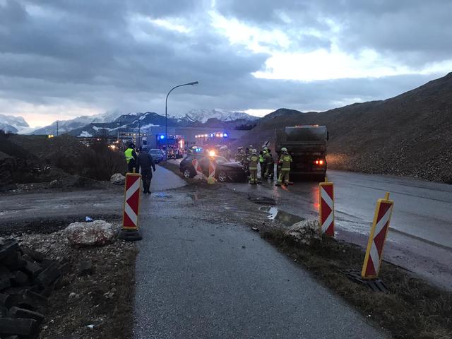 Drei Personen wurden offenbar unbestimmten Grades verletzt und mussten in das LKH und UKH Salzburg verbracht werden