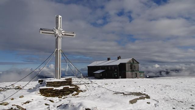 Und schwupps, schon hat sie sich durch den heftigen Wind wieder entfernt!  | Foto: © Silvia Plischek