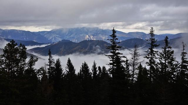Der wolkenverhangene Blick (v.li.n.re.) zur Rax, zum Schneeberg, Gahns1/ Gahns2 und im Vordergrund der Semmering! ... | Foto: © S.Plischek
