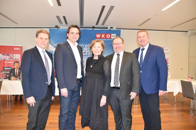 Finanzamts-Chef Anton Trauner, Wirtschaftskammer-Obmann Christian Bauer, Wirtschaftskammer-Präsidentin Sonja Zwazl, Vizebürgermeister Harald Schinnerl und Bezirkshauptmann-Stellvertreter Josef Wanek.  | Foto: Karin Zeiler / Bezirksblätter NÖ