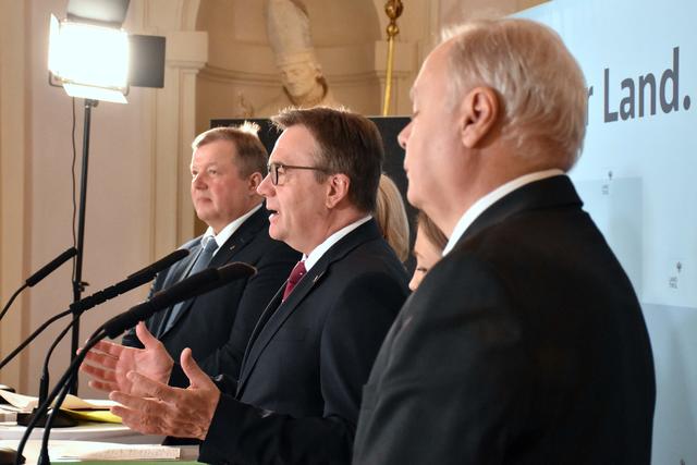 Die landesweite Hospiz- und Palliativversorgung, die nun in allen Tiroler Bezirken zur Verfügung steht, wurde präsentiert. | Foto: Land Tirol/Graus