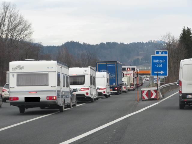 Der Rückstau vor der Staatsgrenze zu Deutschland aufgrund der Grenzkontrollen bei Kufstein ist dem Tiroler Landtag ein Dorn im Auge. | Foto: ZOOM.Tirol