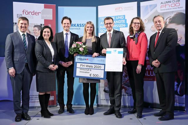 Sophie Binder (4.v.l.) erhielt den "INNOVATIONaward FH Wels 2020" in der Kategorie "Wirtschaft und Innovation" als Zweitplatzierte.