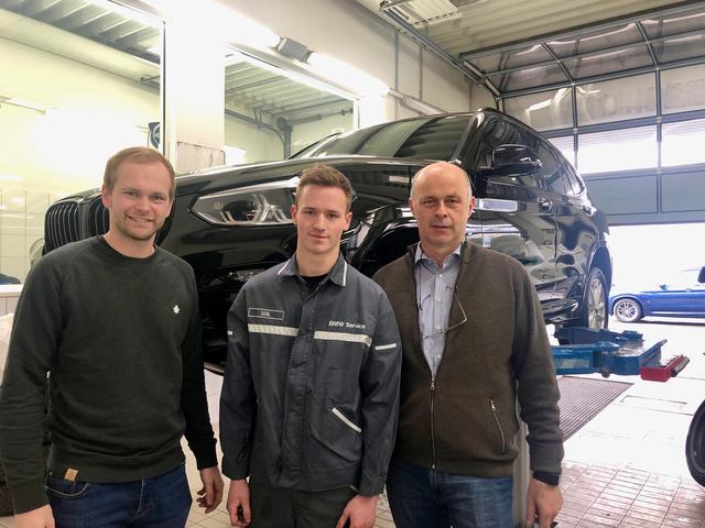 Begeisterung fürs Auto: Thomas Reiterer, Lehrling Jan-Dominic Sebl und Markus Reiterer sen. (v.l.) in der Werkstatt | Foto: Michl