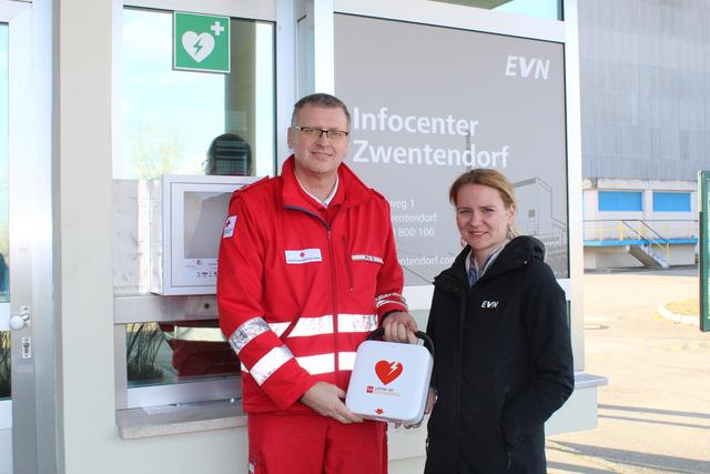 Rotkreuz Organisationsleiter Ernst Prix bedankt sich herzlich bei Kerstin Kroyer von der EVN für das Engagement. | Foto: Rotes Kreuz