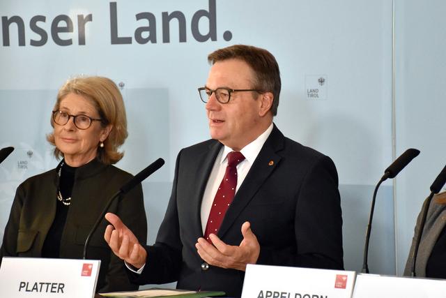 Die landesweite Hospiz- und Palliativversorgung, die nun in allen Tiroler Bezirken zur Verfügung steht, wurde präsentiert. | Foto: Land Tirol/Graus