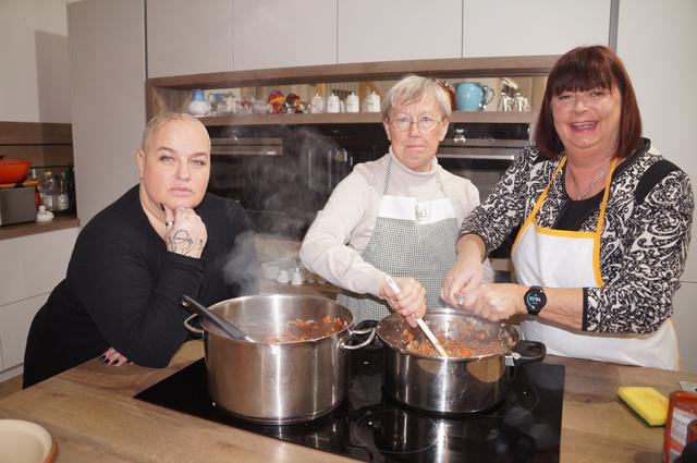 In der Creativ Werkstatt kochen die "Golden Girls" unter der Aufsicht von "Frau Elfriede" für ein Sozialprojekt auf.