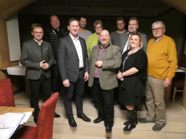 Gemeindekassier und Ortsparteiobmann Robert Juritsch (Bildmitte) wurde als Spitzenkandidat der ÖVP St. Peter-Freienstein für die Gemeinderatswahl bestätigt. | Foto: zVg