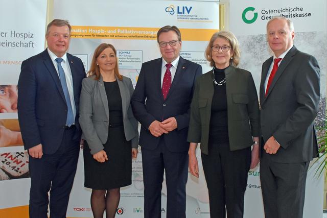 Die landesweite Hospiz- und Palliativversorgung, die nun in allen Tiroler Bezirken zur Verfügung steht, präsentierten von links Pflegelandesrat Bernhard Tilg, Ulrike van Appeldorn, Projektleitung Hospiz- und Palliativversorgung Tirol, LH Günther Platter, Marina Baldauf, Tiroler Hospiz-Gemeinschaft, sowie Werner Salzburger, Co-Vorsitzender der Landeszielsteuerungskommmission des Tiroler Geundheitsfonds.