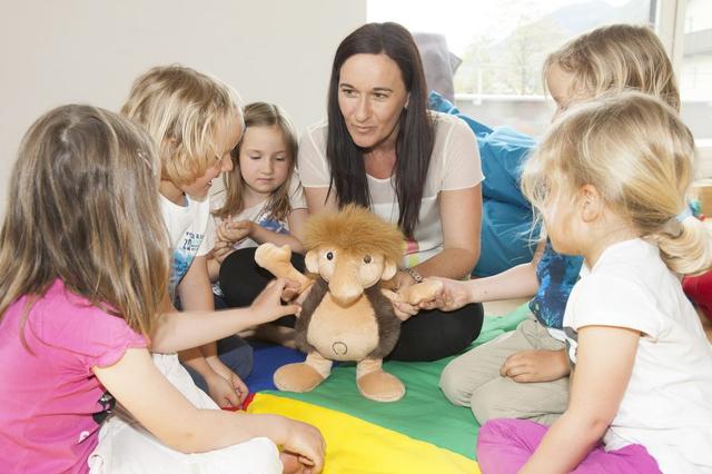 In zwölf wöchentlichen Treffen werden die Kinder ermutigt, ihre Gefühle rund um die Trennung kreativ, spielerisch oder erzählend auszudrücken. | Foto: RAINBOWS