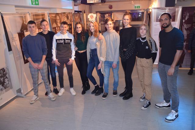 Anne Frank Verein Österreich-Koordinator Aaron Peterer (rechts) mit den Ausstellungs-Guides in der Zone Wörgl: Maximilian Rieker, Alexander Held, Matteo Mitterer, Lucia Leitner, Julia Ehrensberger, Tobias Bertel, Sandra Kuraja und Romana Egger (v.l.).