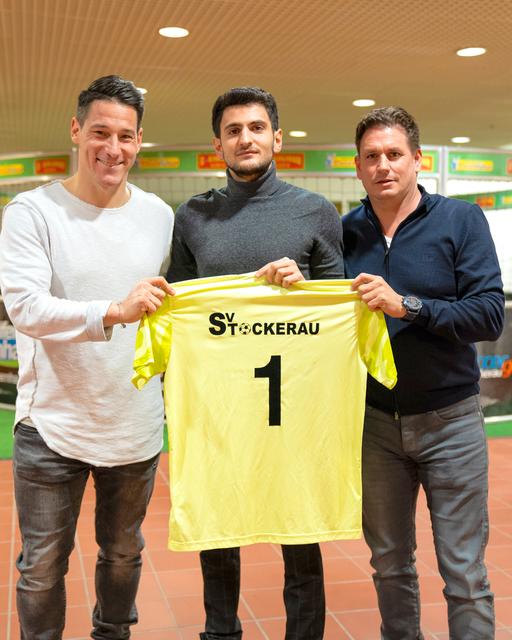 Helge Payer mit Torhüter Mark Grigoryan und SV Stockerau-Präsident Thomas Schmidt.