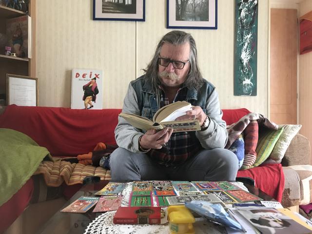 Harry blättert in einem Buch. | Foto: ATV