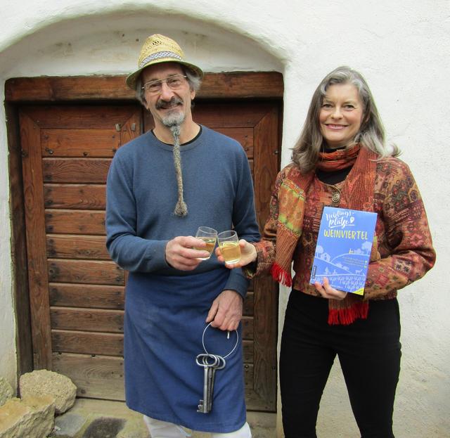 Kellergassenführer Alois Ullmann und Autorin Gabriele Dienstl vor dem Fossilienkeller in der Kellergasse Oberkreuzstetten.