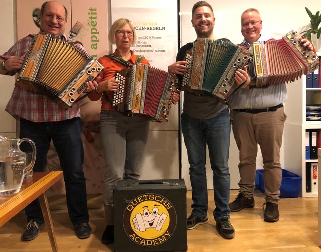 Die Perchtoldsdorfer Michael Feierfeil, Maria Altmann, Manuel Noe und Herwig Heider sind zusammengekommen um miteinander Steirische Harmonika zu spielen. Die vier haben bis vor kurzem voneinader nicht gewusst, dass sie die Freude an der Quetschen teilen, obwohl sie einander in unterschiedlichen Zusammenhängen kennen. | Foto: Herwig Heider