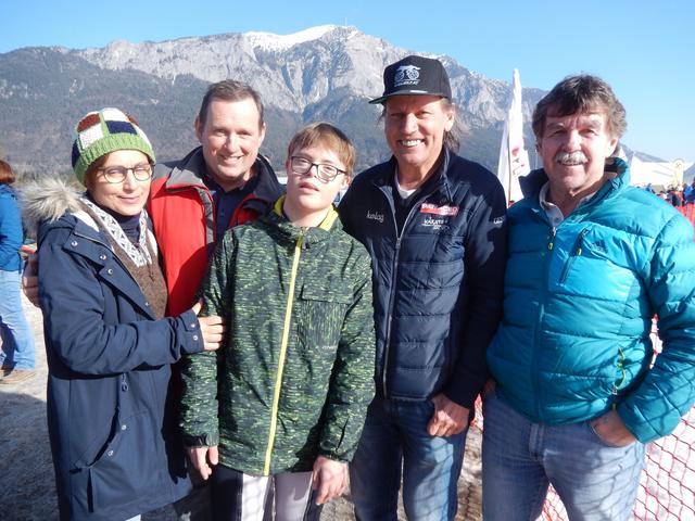 "Radlwolf" Wolfgang Dabernig (Zweiter von rechts) feuerte den Lokalmatador Felix an.  | Foto: Dabernig