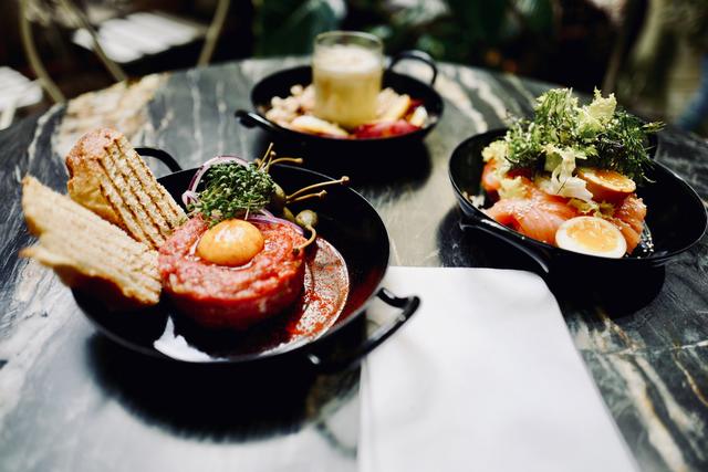 Der "Motto"-Brunch bietet eine große Auswahl – von klassischem Beef Tatar bis zu gebeiztem Lachs mit Ei und Limetten-Kräutersalat.