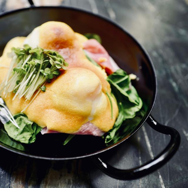 Hinter "Benny – The Egg Addict" verbirgt sich ein Stundenei mit Spinat, Beinschinken und Hollandaise