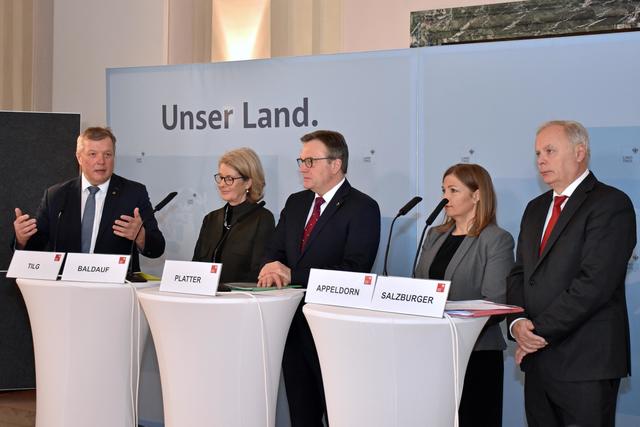 Die landesweite Hospiz- und Palliativversorgung, die nun in allen Tiroler Bezirken zur Verfügung steht, wurde präsentiert. | Foto: Land Tirol/Graus