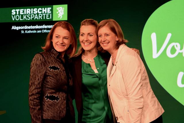 Frauenpower bei Simone Schmiedtbauer, Christine Aschbacher und Barbara Eibinger-Miedl. | Foto: WOCHE/NdC