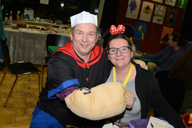 "Popeye" Andreas Zitek legte seine starken Arme um Clubbing-Organisatorin Regina Mazzolini-Stöckl.