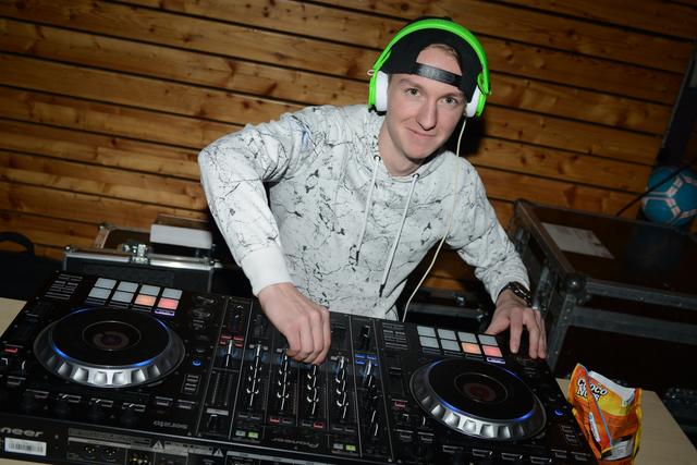 DJ PepperS aus der 8. Klasse hatte die Musik im Griff.
